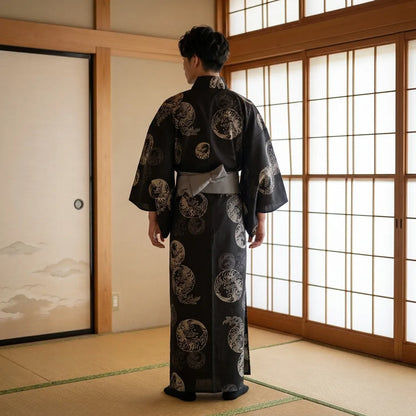 Rückansicht des Herren Yukata beim Tragen dunkles Musterdesign sichtbar