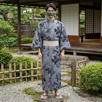 Detailansicht des botanischen Musters am Herren-Yukata Ryokan