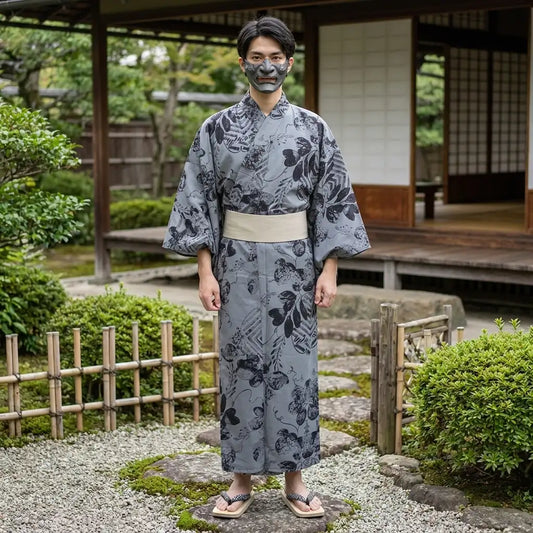 Detailansicht des botanischen Musters am Herren-Yukata Ryokan