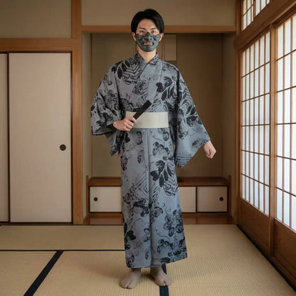 Grau-blauer Yukata für Herren mit botanischem Muster in Vorderansicht