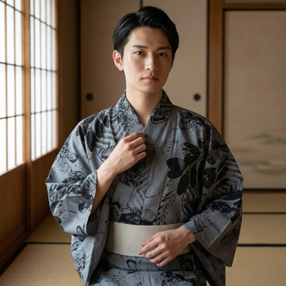 Herren-Yukata in gerader Schnittlinie mit ruhiger Ryokan-Stimmung