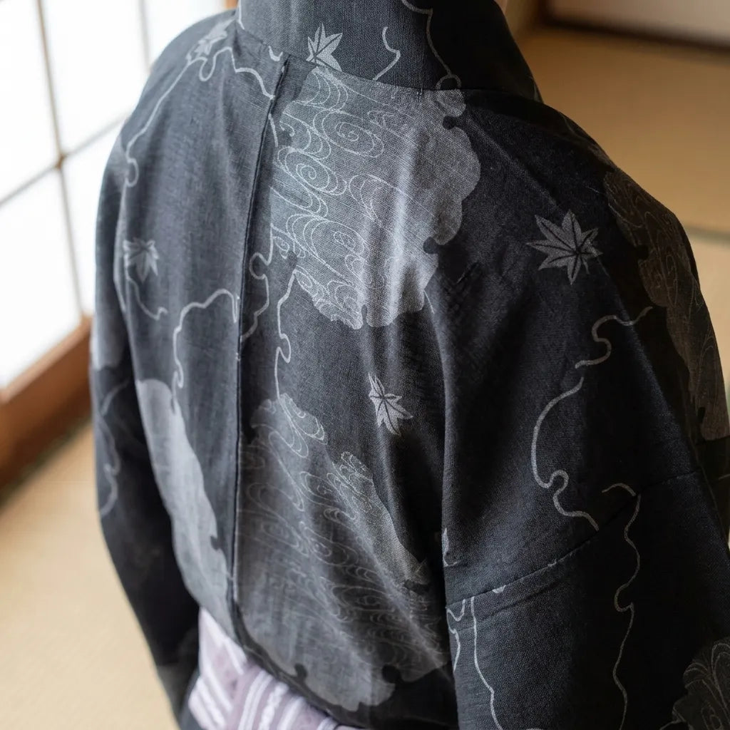 Rückenansicht des Yukata Kimono Herren mit hellen Kreismotiven