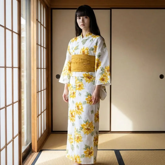 Gelbes Yukata Kleid mit großem Himawari Sonnenblumenprint auf hellem Stoff