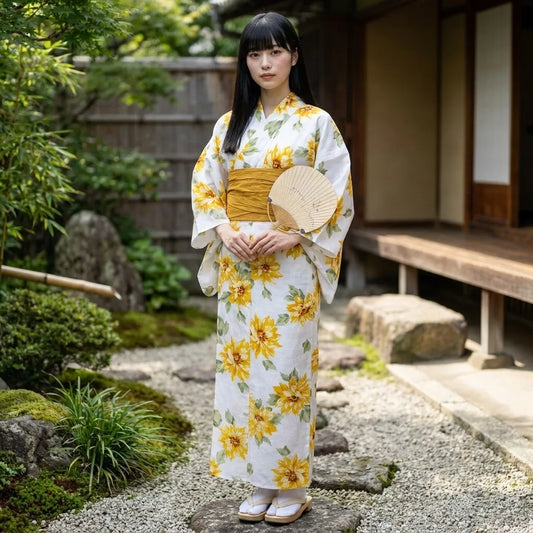 Rückansicht des gelben Sommer-Yukata-Kleids mit Wickelschnitt und Sonnenblumenmuster