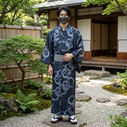 Kompletter Look mit marineblauem Yukata für minimalistische Herrenmode