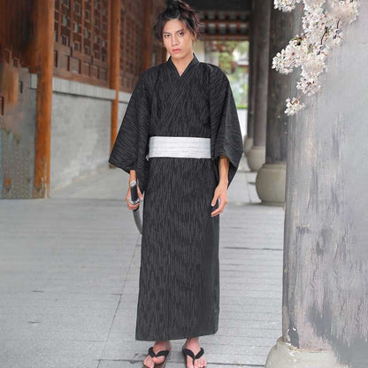 Mann trägt kariertes Yukata Kimono mit weißem Obi Gürtel